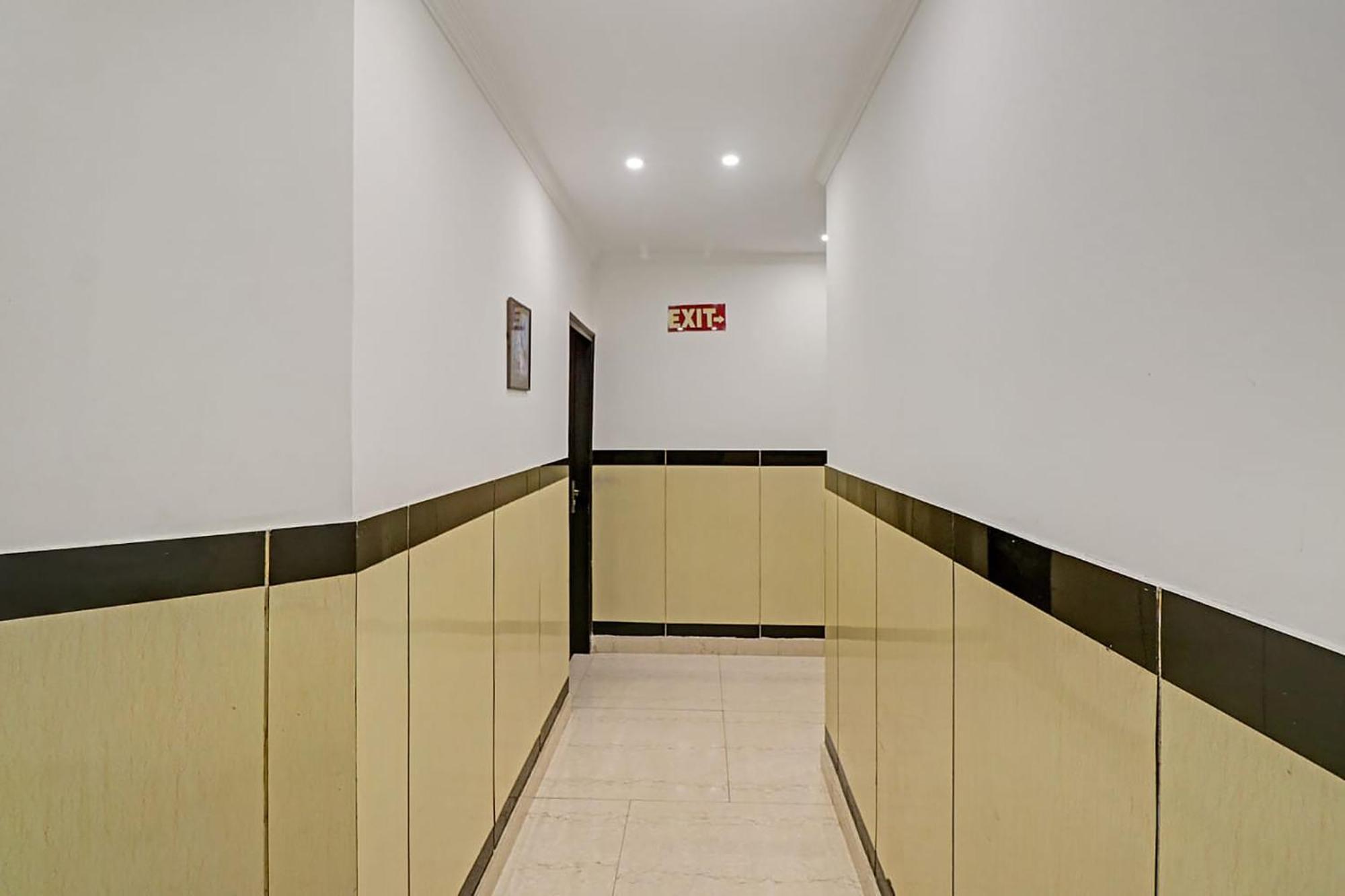 Fabexpress Lloyd House Hotel New Delhi Buitenkant foto