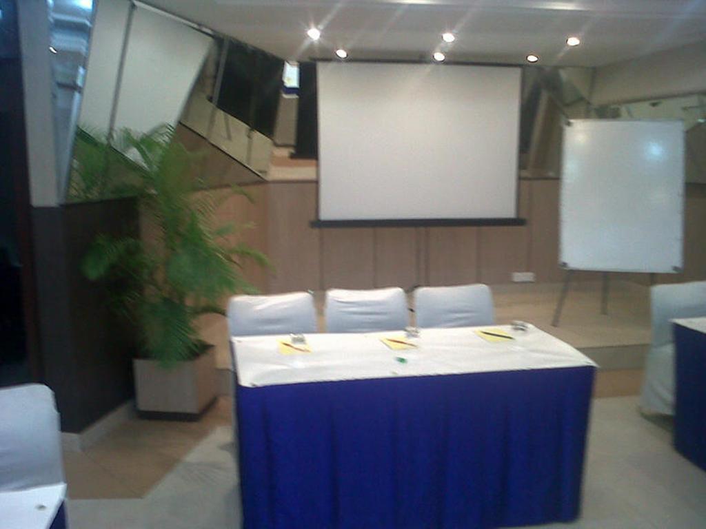 Fabexpress Lloyd House Hotel New Delhi Buitenkant foto